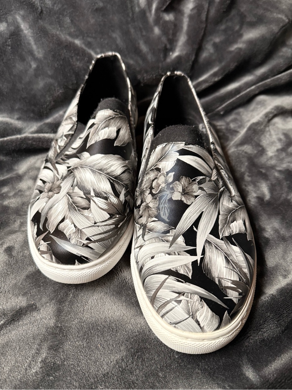 Kenneth Cole Black and White Tropical-Print Slip-On Loafers - Picture 2 of 5